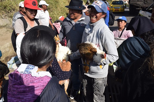 Menschen im Gespräch auf dem Tiermarkt in Otavolo in Ecuador.